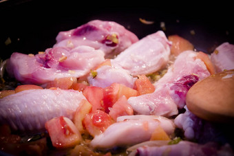 蔬菜搅拌弗莱鸡翅膀使西班牙海鲜<strong>饭</strong>