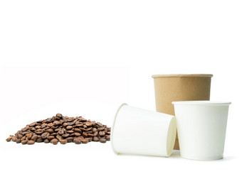 纸杯咖啡豆子孤立的白色