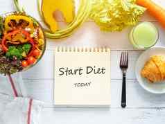 健康的吃节食减肥重量损失目标概念目标饮食计划纸沙拉碗新鲜的蔬菜水果汁餐厅表格