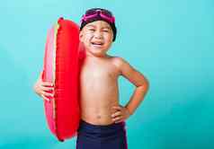 孩子男孩穿护目镜泳衣持有海滩西瓜