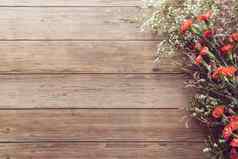 平躺花园春天白色红色的小花木板材表格背景复制空间复古的颜色风格