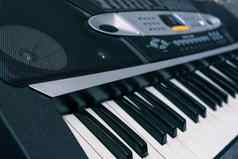 键盘音乐的电子仪器键盘合成器演讲者特写镜头