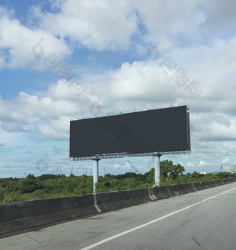 黑色的空白广告牌广告海报一边表达天桥蓝色的天空背景做广告概念