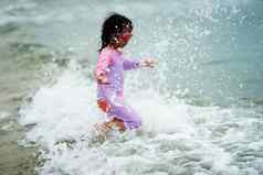 运动模糊照片女孩玩海水海滩飞溅水停止动机