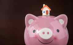 真正的房地产出售储蓄首页贷款市场概念模型房子笑脸粉红色的小猪银行