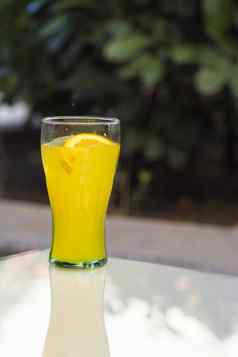 橙色苏打水玻璃表格