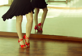 芭蕾舞女演员腿<strong>拉丁舞</strong>蹈黑色的裙子红色的鞋子