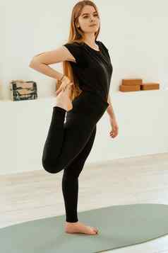 伸展运动锻炼健康的生活方式年轻的美丽的女孩黑色的统一的伸展运动锻炼阿克罗瑜伽瑜伽健身锻炼体育运动