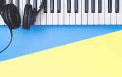 音乐键盘仪器耳机蓝色的黄色的复制空间音乐概念