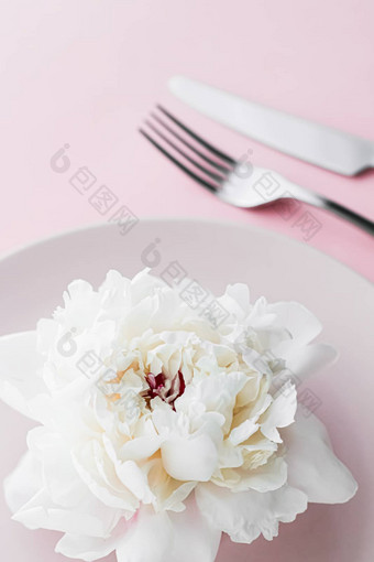 餐厅板餐具牡丹花婚礼装饰集粉红色的背景前餐具事件装饰甜<strong>点菜单</strong>