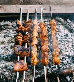 鸡串串火烹饪肉在户外