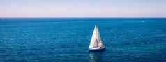 白色帆船孤立的蓝色的海水帆船海
