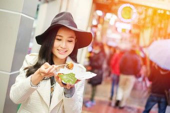 中国人亚洲年轻的女模型吃饺子面糊塔科亚克