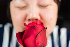 女人闻红色的玫瑰花情人节一天