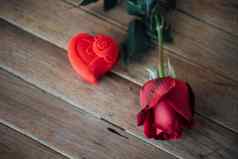 红色的玫瑰花木地板上情人节一天