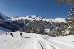 滑雪者跑道高山滑雪度假胜地