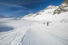 滑雪者跑道高山滑雪度假胜地
