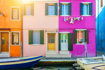 可爱的房子外观色彩斑斓的墙burano威尼斯burano