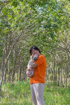 亚洲女人狗橡胶树自然乳胶