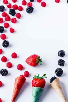 背景作文新鲜的夏天水果树莓黑莓白色背景板岩地中海饮食多种多样的夏天水果