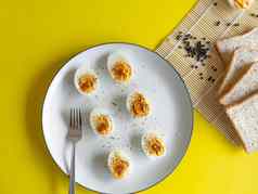 煮熟的蛋超过卡宴胡椒胡椒盐白色菜蛋颜色白色黄色的吃面包