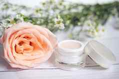 皮肤护理概念产品粉红色的护肤品补救措施奶油包空白标签大粉红色的玫瑰小白色花背景