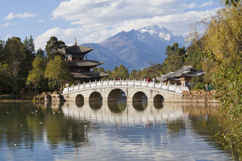 丽江小镇<strong>玉龙雪山</strong>中国