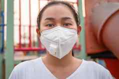 亚洲女人穿面部面具保护空气污染亚洲女人穿面部面具保护空气污染病毒疫情保持在户外健康护理概念