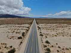 空中视图没完没了的沙漠直尘土飞扬的沥青路约书亚树公园美国