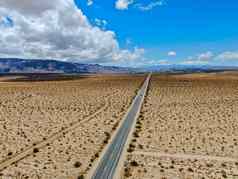 空中视图没完没了的沙漠直尘土飞扬的沥青路约书亚树公园美国