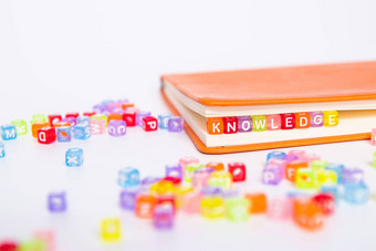 知识词色彩斑斓的珠块书签书教育知识概念