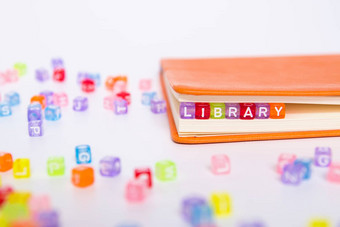 图书馆词色彩斑斓的珠块书签书知识书资源图书馆概念