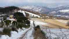 农村Umbria到雪冬天美丽的景观覆盖雪阳光明媚的一天