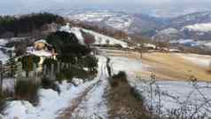 农村Umbria到雪冬天美丽的景观覆盖雪阳光明媚的一天