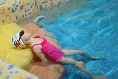 女孩锻炼学习游泳