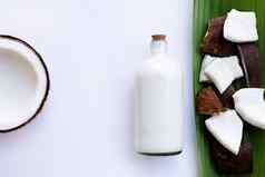 椰子牛奶椰子白色背景