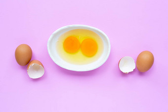 蛋蛋黄白色碗粉红色的背景