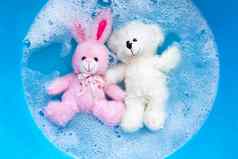 浸泡兔子娃娃玩具泰迪熊洗衣洗涤剂水