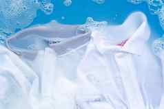 衬衫浸泡粉洗涤剂水解散洗衣凹陷