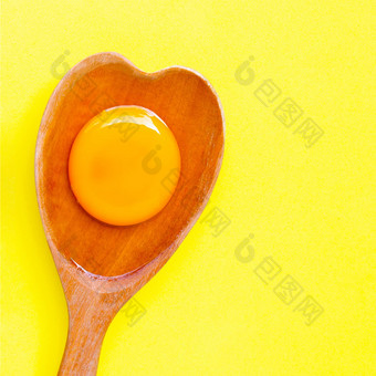 蛋蛋黄白色木勺子心形状黄色的后台