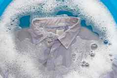 灰色衬衫浸泡粉洗涤剂水解散洗