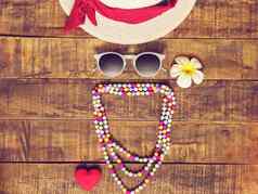 平躺他项链太阳镜花红色的心形状旅行者的配件项目夏天假期木背景复制空间爱旅行假期女孩女人