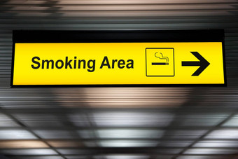 吸烟区域标志图标箭头指出吸烟区域区挂机场天花板国际终端指定的吸烟区域单独的吸烟者不吸烟的区