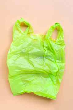 绿色塑料袋黄色的背景环境污染