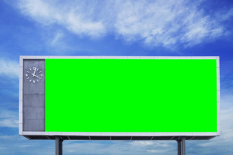 空空白绿色屏幕广告牌标志蓝色的天空后台支持
