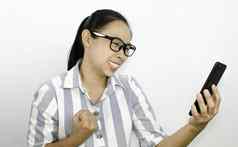 亚洲年轻的女人显示成功的手势看聪明的电话白色背景房间