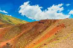 美丽的色彩斑斓的熔岩山集团人徒步旅行