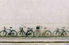 自行车站白色砖墙自行车停空街哥本哈根