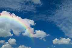 蓝色的天空云彩虹