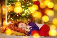 女孩睡觉圣诞节树